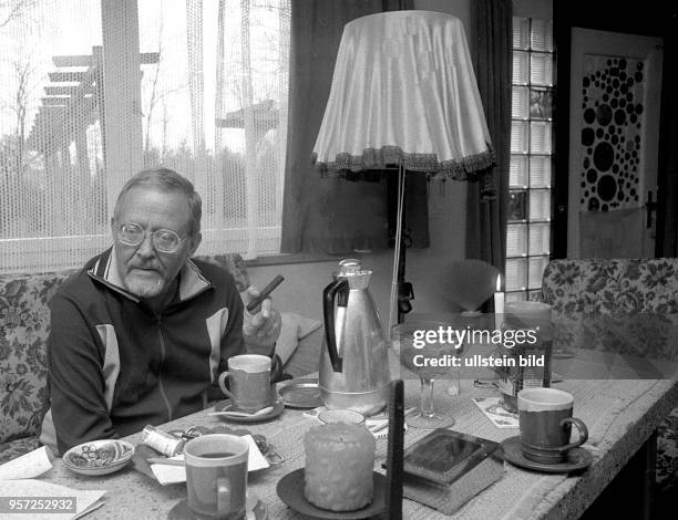 Der Journalist und Moderator Karl-Eduard von Schnitzler sitzt in seinem Haus in Berlin auf seiner Couch und raucht eine Zigarre, aufgenommen 1983....