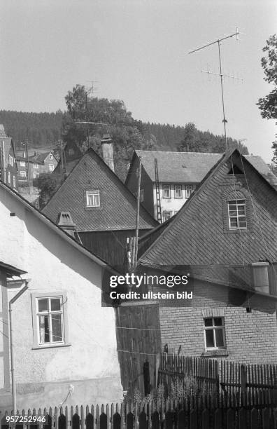 Alte mit Schiefer gedeckte und verkleidete Häuser und Antennen für den Fernsehempfang im Erholungsort Manebach in Thüringen, aufgenommen um 1960. Zu...