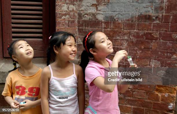 Drei Kinder in der Altstadt von Wuhan, aufgenommen am . Wuhan ist Hauptstadt der Provinz Hubei. Rund 5.200000 Menschen leben in Wuhan am Yangzi, etwa...