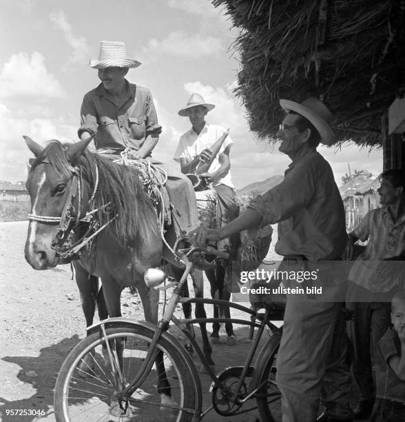 Dorfbewohner mit Pferd und Fahrrad im Dorf Sorano, aufgenommen 1962.