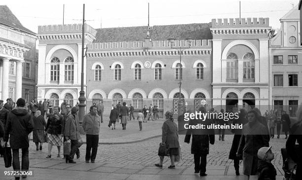 Passanten flanieren über den im Zentrum der Schweriner Altstadt gelegenen Marktplatz, aufgenommen 1981. Im Hintergrund das Schweriner Rathaus . Die...