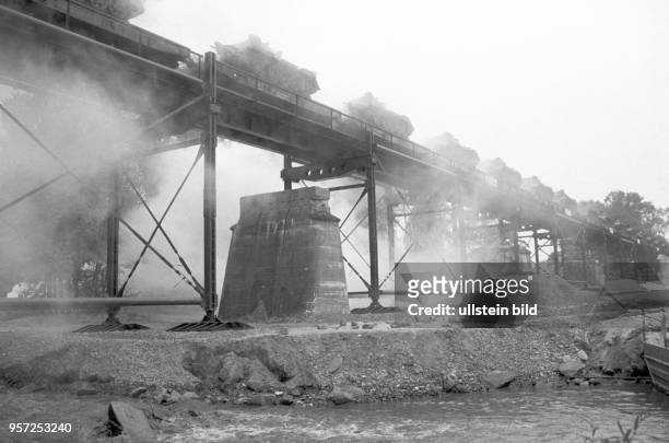 Ein Güterzug mit Panzern rollt über eine provisorisch errichtete Eisenbahnbrücke. Im Rahmen einer Übung trainierten die Rückwärtigen Dienste und...