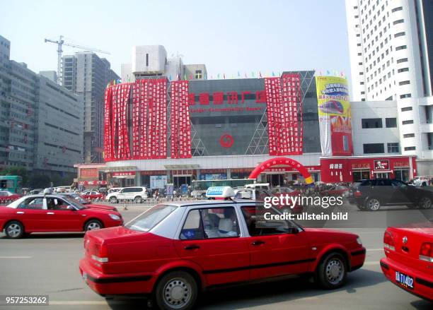 Blick auf ein mit Spruchbändern geschmücktes Warenhaus am Bahnhof der Millionenstadt Taiyuan, aufgenommen am . Reisende nach Pingyao, einer der...