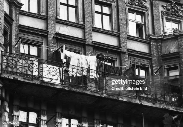 Blick auf die Außenfassade eines Altbau-Hauses in der Kollwitzstraße im Berliner Stadtbezirk Prenzlauer Berg, aufgenommen 1973. Auf einem Balkon...