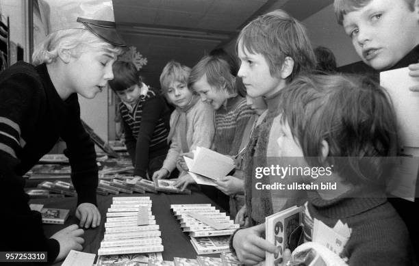 An einem Bücherstand im Haus der Pioniere im Ostberliner Stadtteil Pankow werden Pionierkalender und Bücher zum Verkauf angeboten, aufgenommen 1979.