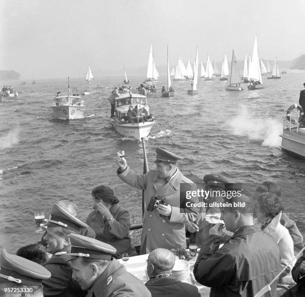 Die sowjetischen Kosmonauten Pawel Iwanowitsch Beljajew und Alexei Leonow bei einer Rundfahrt auf dem Müggelsee in Berlin anlässloch eines Besuchs...