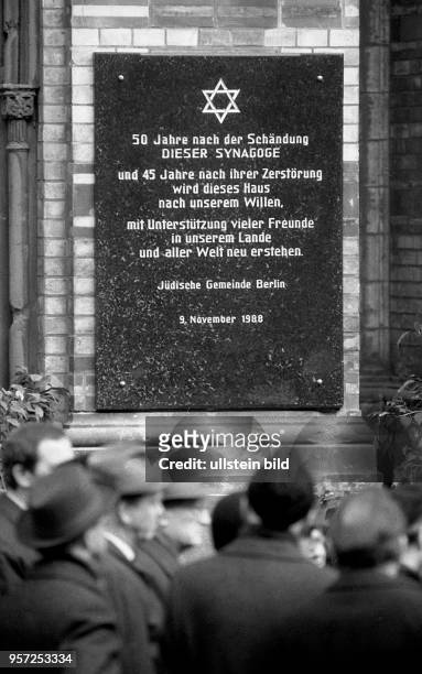 Zur symbolischen Grundsteinlegung für den Wiederaufbau der in der Reichsprogromnacht und im Zweiten Weltkrieg zerstörten Synagoge in der...