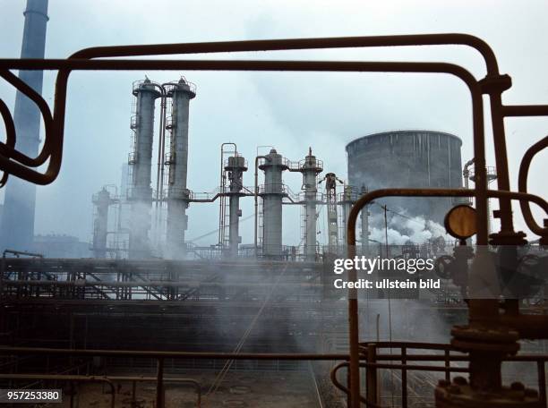 Rohre und Armaturen vor der Kulisse der Methylaminanlage der VEB Leuna Werke "Walter Ulbricht" aufgebaut, undatiertes Foto von 1978. In einem großen...