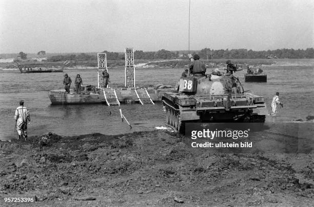 Ein Panzer rollt vom Ufer der Elbe auf eine Fähre im Rahmen des Großmanöver Waffenbrüderschaft 80, einer Übung der Streitkräfte des Warschauer Pakts...