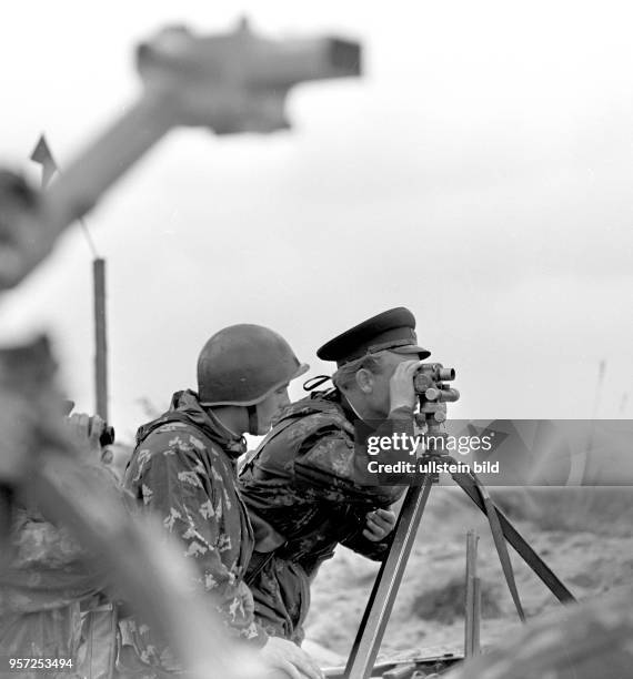 Sowjetische Soldaten der Gruppe der sowjetischen Streitkräfte in Deutschland bei einer Übung bei Wittstock, aufgenommen iom Spetember 1967.