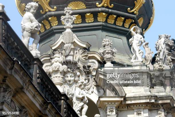 Blick auf das Kronentor des Zwingers in Dresden, aufgenommen im Jahr 2005. Baumeister Pöppelmann schuf dieses Barock-Ensemble zwischen 1711 und 1728...