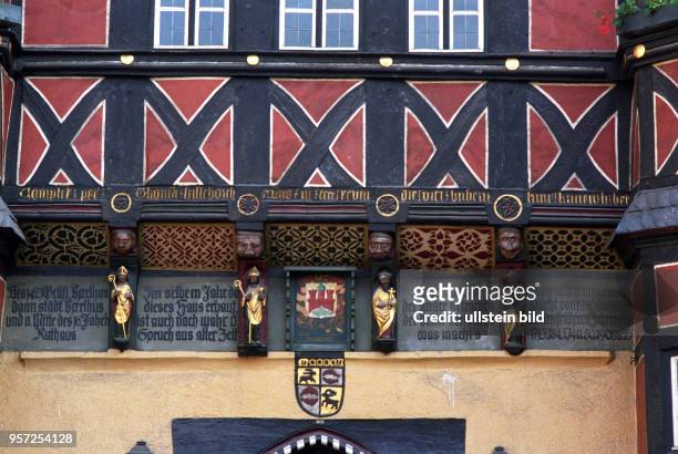 Die kunstvoll gestaltete Fassade des am Marktplatz gelegenen Rathauses von Wernigerode, aufgenommen 1987. Der heutige spätgotische Fachwerkbau stammt...