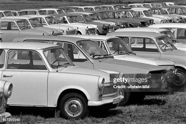 Abgestellte Pkw überwiegend vom Typ Trabant stehen auf den dafür vorgesehenen Stellplätzen, aufgenommen im Juli 1980 im Naherholungsgebiet Vatteröder...