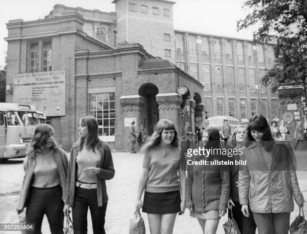 Junge Arbeiterinnen verlassen nach Schichtende das Fabrikgelände der Weberei in Ebersbach, aufgenommen im Juli 1972. Am 01. Januar 1971 wurde der VEB...