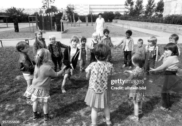 Kinder spielen 1981 im Garten eines Ostberliner Kindergartens. In der DDR war der Kindergarten die erste Stufe des zentralen Bildungssystems. Bis zur...