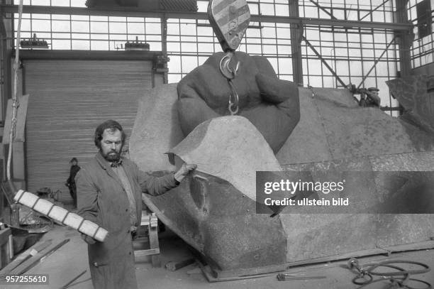 In der Kunstgießerei Lauchhammer entsteht das überdimensionale Ernst-Thälmann-Denkmal für den Ernst-Thälmann-Park im Berliner Stadtbezirk Prenzlauer...