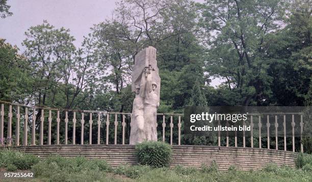 Das Denkmal in Posen symbolisiert die polnisch-sowjetische Waffenbrüderschaft, aufgenommen 1975.