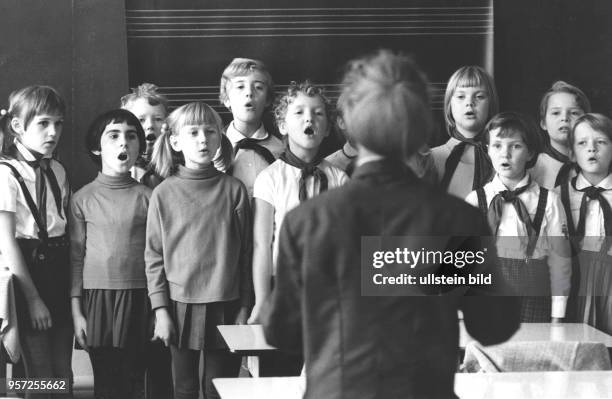Jungpioniere der Ernst-Schneller-Oberschule in Dresden singen am ein Morgenlied in ihrem Klassenzimmer. Zu dieser Zeit war es üblich den Schultag mit...