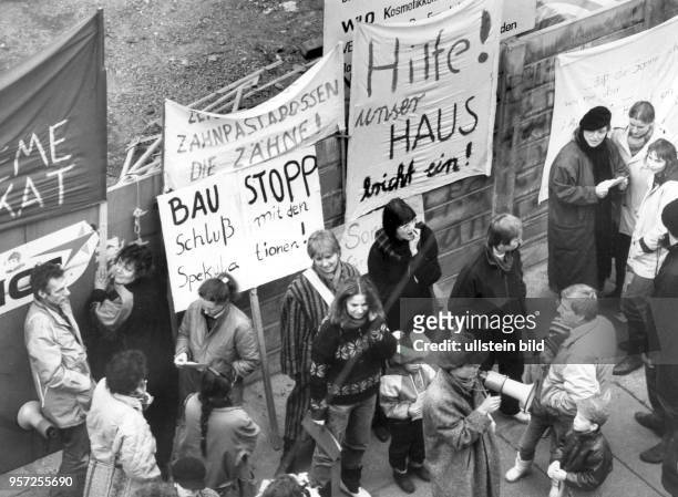 Bewohner der Dresdner Neustadt demonstrieren im Februar 1990 in der Katharinenstrasse 4 mit Losungen wie "Hilfe, unser Haus bricht ein!", "Baustopp!...