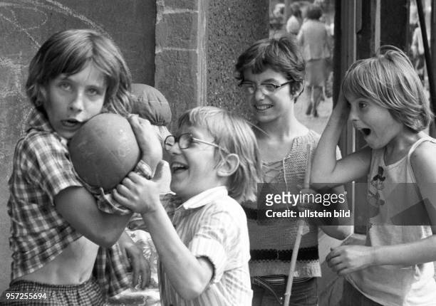 Kinder spielen an der Schönhauser Allee in Berlin im Stadtbezirk Prwenzlauer Berg - Streitobjekt ist ein Ball, aufgenommen 1977.
