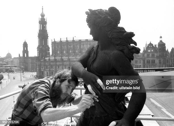 Mehr als 30 Jahre nach der Zerstörung der Dresdner Semperoper im Zweiten Weltkrieg wird am 24.6.1977 in einem Festakt die Grundsteinlegung zum...