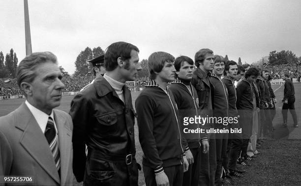 Dynamo Dresden kann 1976/1977 in der Fußball-Oberliga seinen DDR-Meistertitel verteidigen, hier bei der Siegerehrung nach dem Spiel, aufgenommen...