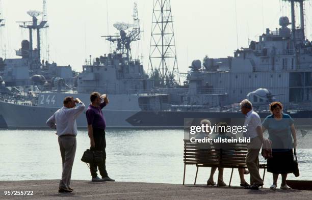 Besucher betrachten in Peenemünde auf der Insel Usedom Kriegsschiffe im Marinestützpunkt der einstigen NVA, undatiertes Foto vom Sommer 1991. Die...
