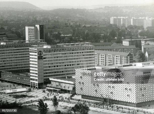 Blick über die in den 1960-70er Jahren erbaute Prager Strasse in Dresden mit dem neuen Centrum Warenhaus vor der Eröffnung und einem Interhotel . Die...