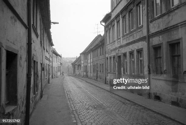 Tristesse herrscht in dieser Straße in der Lutherstadt Eisleben , aufgenommen am . Die alten Häuser haben definitiv eine Sanierung nötig.