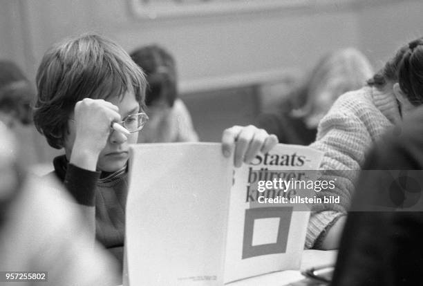 Ein Schüler liest im Unterricht an einer Polytechnischen Oberschule in Weimar in einem Lehrbuch "Staatsbürgerkunde", aufgenommen 1981.