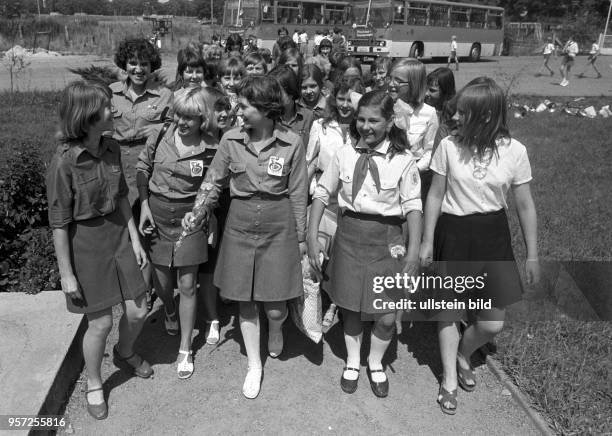 Begrüßung der Gäste aus Lipezk im Pionierpark auf den Spreewiesen in Cottbus, aufgenommen im August 1978. Gemeinsam mit 70 Komsomolzen werden...