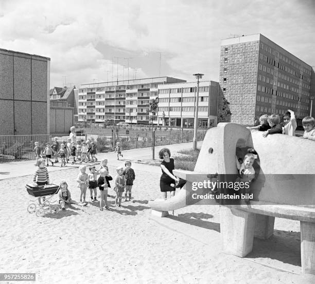 Kinder auf einem Spielplatz in einem Neubaugebiet von Cottbus, undatiertes Foto vom Juni 1973. Ein steinerner Elefant dient zum Klettern und der...