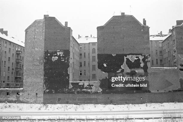 Verschneite Gleisanlagen und alte Wohnhäuser in Berlin an der S-Bahn zwischen Schönhauser Allee und Prenzlauer Berg im Februar 1979. Extreme Kälte...