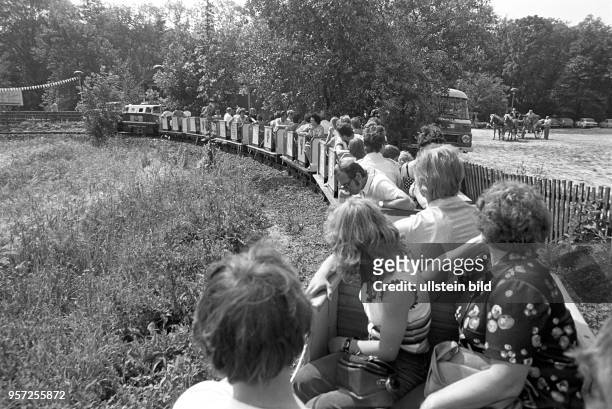 Menschen bei einer Fahrt mit der Attraktion im Naherholungsgebiet Vatteröder Teich in Vatterode - der Parkeisenbahn , einer ehemaligen Grubenbahn der...