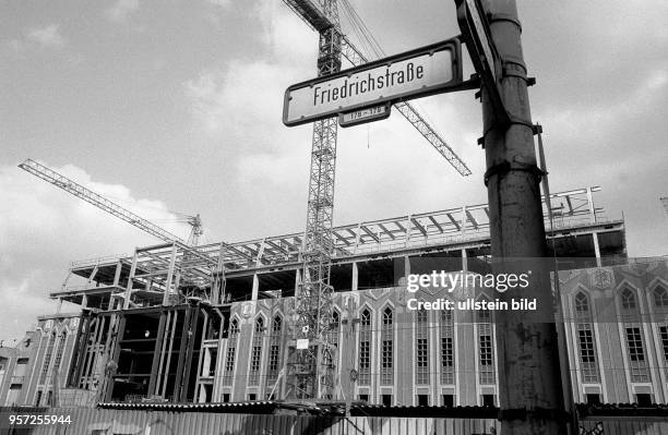 Noch beginnend in den letzten Jahren der DDR werden von 1988 bis 1996 entlang der Friedrichstraße mehrere große Geschäftsneubauten errichtet, hier...