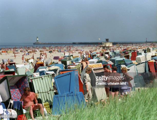 Dicht gedrängt stehen die Strandkörbe am Warnemünder Ostseestrand, an dem Jung und Alt ihre Ferien genießen, aufgenommen 1985. In der Mitte ein...