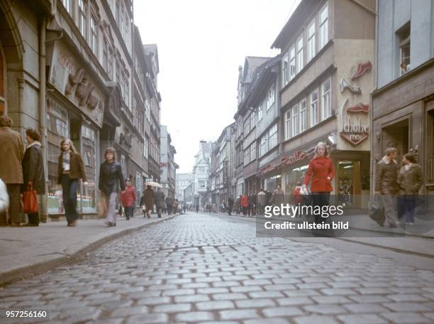 Eine Straße mit Kopfsteinpflaster und Geschäften in Eisenach, undatiertes Foto aus dem Jahr 1974.