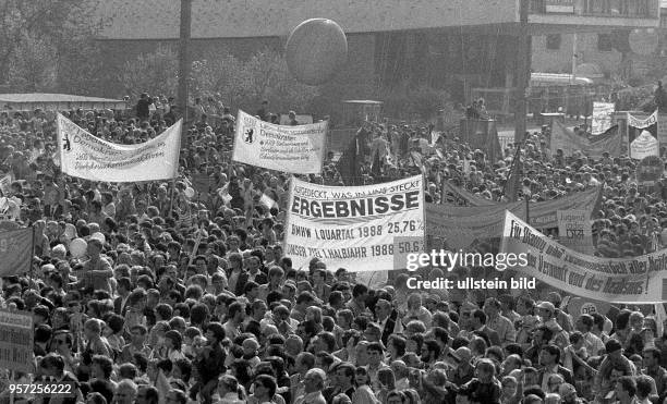 Demonstranten stellen am 1. Mai 1988 in der Karl_Marx_Allee in Berlin Transparente mit der Aufschrift "Lebendige sozialistische Demokratie - 2600...
