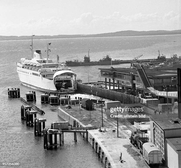 Der Fährhafen Saßnitz auf der Halbinsel Jasmund im Nordosten der Insel Rügen, aufgenommen 1970. Von Saßnitz besteht die kürzeste Seeverbindung nach...