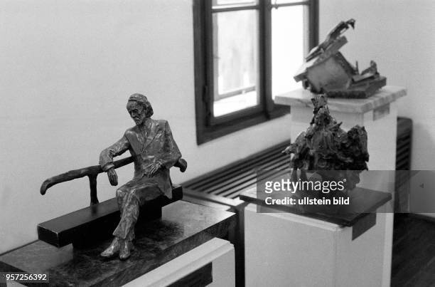 Im vom Bildhauer Imre Varga in seinem 1983 selbst eingerichteten Museum im Budapester Stadtteil Obuda - diverse Entwürfe, aufgenommen 1988.