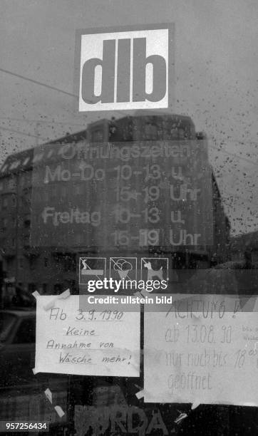 Am Schaufenster eines Dienstleistungsgeschäftes in der Münzstrasse in Ostberlin hängen Zettel mit Informationen zum künftigen Betrieb. So wird...