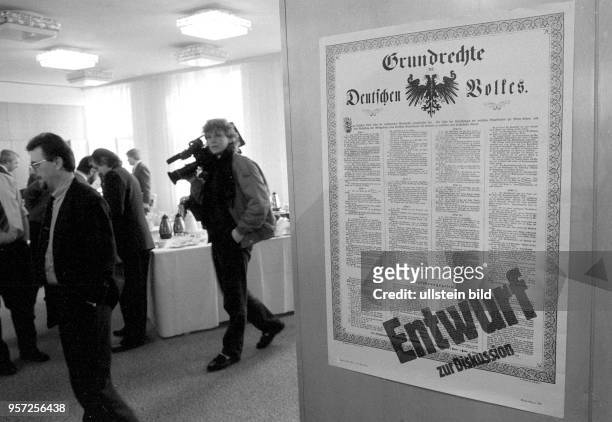 An einer Tafel ist eine historische Abbildung der "Grundrechte des Deutschen Volkes" mit dem grißen Aufdruck "Entwurf zur Diskussion" zu lesen,...