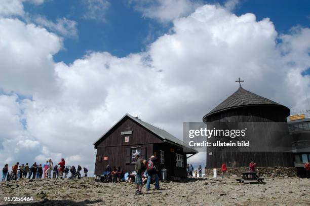 Besucher auf der Spitze der Schneekoppe, dem mit 1602 Meter höchsten Gipfel des Riesengebirges, aufgenommen am . Auf der polnischen Seite der...