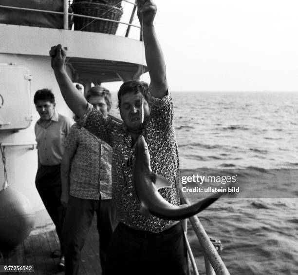 Rostock / Hochseefischerei / Januar 1977 / Fischerglück beim Angeln - nach harter Arbeit an Bord wird an Bord des Kühl-und Transportschiff...