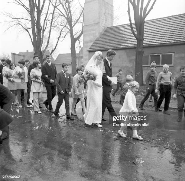 Ein Brautpaar geht durch das Dorf Cobbelsdorf, aufgenommen im Oktober 1970.