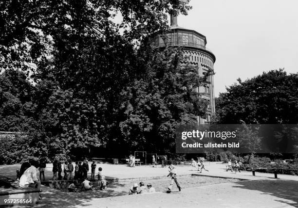 Kinder spielen auf einem am Wasserturm im Stadtbezirk Prenzlauer Berg in Ostberlin gelegenen Spielplatz, aufgenommen 1980. Das 1877 fertiggestellte...