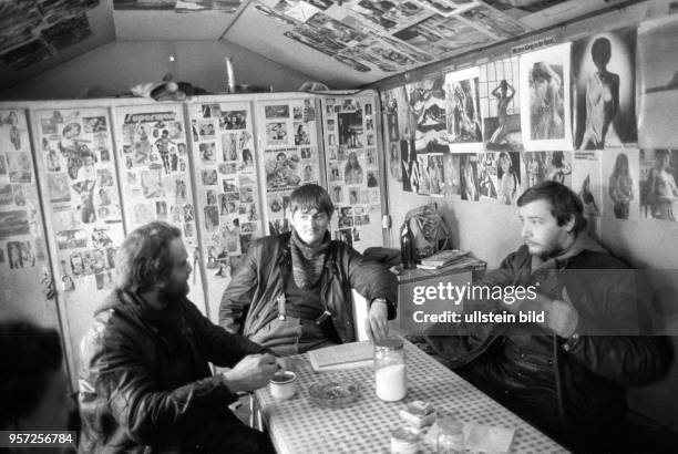 Arbeiter sitzen 1986 in der Sowjetunion im Gebiet Perm im Ural in einem Pausenraum auf der Baustelle der Erdgastrasse aus Russland nach Westeuropa....