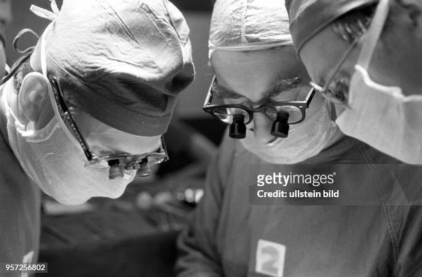 Ärzte der Chirurgischen Klinik der Charite in Berlin bei einer Lebertransplantation, aufgenommen im März 1983. Die erste derartige Operation wurde...