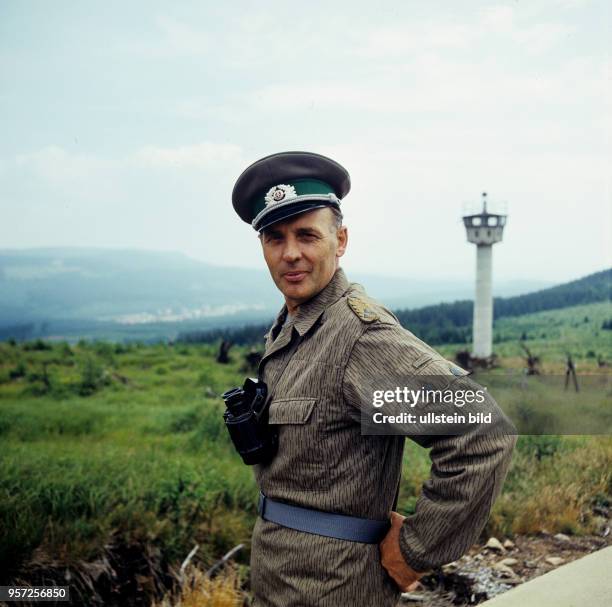 An der Staatsgrenze der DDR zur Bundesrepublik Deutschland im Harz bei Elend steht Generaloberst Koschke von den Grenztruppen der Nationalen...