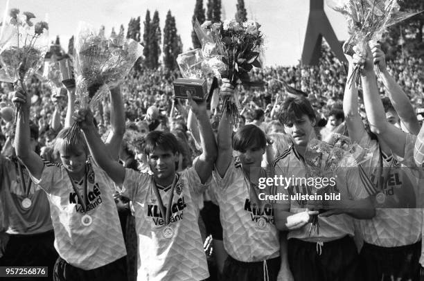 Die Spieler der SG Dynamo Dresden Frank Lieberam, Ulf Kirsten, Jörg Stübner und Andreas Wagenhaus bejubeln am mit ihrer riesigen Fangemeinde im...